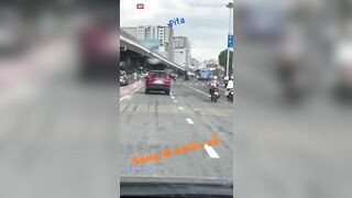 Nghỉ hè 2 e sinh viên rủ nhau trốn đi thật xa kco tiền nên some ở công viên