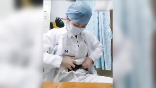 Cô y tá đang làm việc mà nứng quá