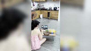 Em gái nấu ăn lộ clip