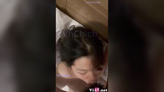 Đang địt con bạn mà nó nhắn tin cay quá Xuất tinh đầy lên điện thoại