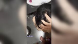 Đang địt con bạn mà nó nhắn tin cay quá Xuất tinh đầy lên điện thoại