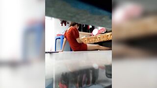 Quay lén chị hàng xóm móc bướm thì bị phát hiện