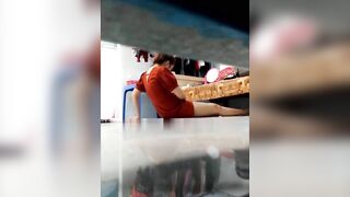 Quay lén chị hàng xóm móc bướm thì bị phát hiện