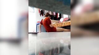 Quay lén chị hàng xóm móc bướm thì bị phát hiện