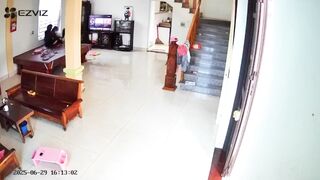 CẢNH BÁO  ngườilạ biết bố mẹ đi làm xa tự ý vào nhà ôm bị có ý đồ xấu...