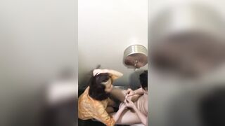 2 BẠN TRẺ BÚ CHO NHAU TRONG SIÊU THỊ