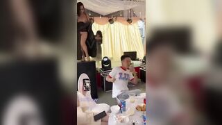 Đám cưới độc lạ bình dương, Cô dâu chú rể lên nhảy khoả thân móc bắn