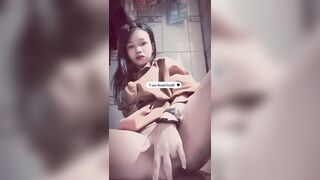 Lồn mới lớn móc phát toé loe nước