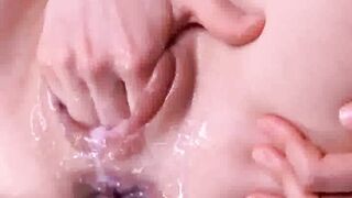 Cận cảnh thủ dâm với cái lồn to nước nôi tràn trề