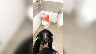 Em gái sinh viên lén lút bú mút trong wc nam ở siêu thị