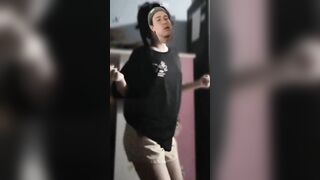 Full Clip bé áo đen nhảy cởi áo lộ đầu ti cực hot mấy ngày nay
