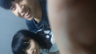 Cùng em gái bướm non sung sướng trong WC
