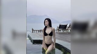 Em người yêu đang ngủ cũng bị lôi ra đút