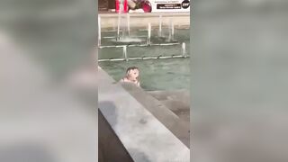 Điếm làm trò ngớ ngẩn nơi công cộng