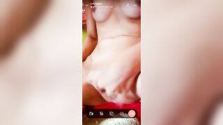 Bé gái thủ dâm chảy nước