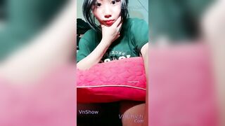 Siêu phẩm bé gái ms lớn vừa xem doraemon vừa thủ dâm toé nước