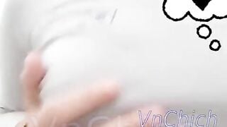 bé gái show hàng trong bộ áo dài mà lỡ móc ướt ko bt mai đi học kiểu gì