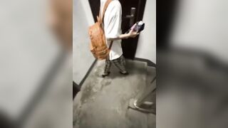 trời má! hắn mua trinh tiết của nhỏ luôn bây ơi! màu đỏ đỏ kìa!!!