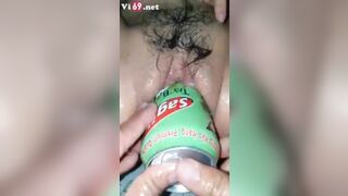 Nhét cả lon nước vào trong lồn em