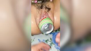 Nhét cả lon nước vào trong lồn em
