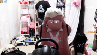 Quên tắt video, nữ streamer lộ lồn trên live còn móc cho ny xem