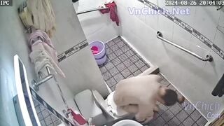 Siêu phẩm, Quay lén e teen vừa đái vừa móc lồn thủ dâm đái bắn toé nước