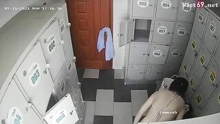 Camera quay lén phòng thay đồ bể bơi