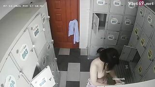Camera quay lén phòng thay đồ bể bơi