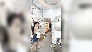 Em gái  lộ hàng lúc live stream