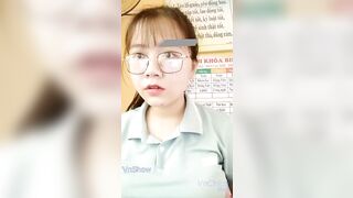 Hết tiền học, cô giáo liền thủ dâm dưới bàn để kiếm ít tiền mà bị học sinh phát hiện