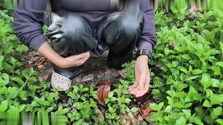 Đang Dọc Đường Nhỏ Em Mắc Đái Quá Tấp Vô Chổ Vắng  Cho Nó Giải Quyết