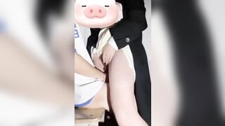 cô giáo cho em học sinh móc sau giờ học