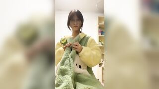 Em gái mới lớn ở nhà một mình nứng lồn quá thủ dâm cho bớt ngứa lồn 18
