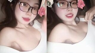 Em gái 2ka9 dễ thương gạ bạn đến nhà chịch nhau