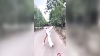 Độc lạ, e gái Mỹ Hạnh phô dâm đái giữa đường xong cho ngla địt trần