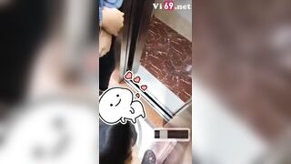 Độc lạ, bé ny bú cu trong thang máy có người lạ mà vẫn bú