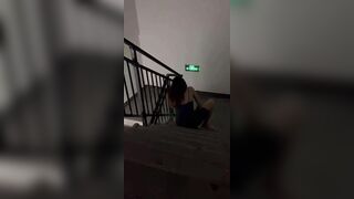 dù ở cơ quan hay ở nhà, ả vẫn thích nghịch con chem chép!