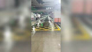 dù ở cơ quan hay ở nhà, ả vẫn thích nghịch con chem chép!