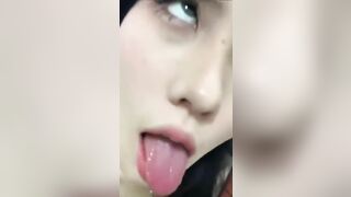 liếm gì mà ghê zữ dị bà nội! bộ nứng hả?
