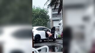 bắt quả tang, nhỏ chạy xe sang mà lại tè bậy nhé!