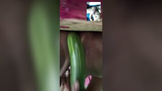 Em gái nứng lồn, call video bạn trai tự thủ dâm bằng dưa leo