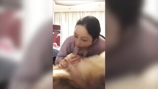 Chị gái nứng thèm cặc nên bú cặc chó cho khỏi thèm