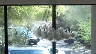 Khoả thân khi ra nhận đơn hàng