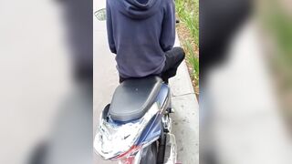 Súc vật biến thái mất dạy đái vào người lạ