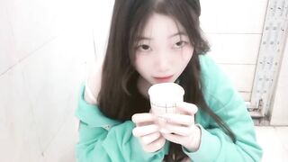 nhỏ chơi dơ! tè ra ly nhựa, rồi uống ~~