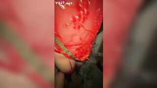 Em gái làm thêm việc sau giờ làm