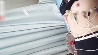 Full clip dài bác sĩ biến thái quay lén ngực mấy em gái đo điện tim