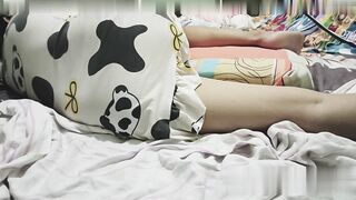 Quay Lén Nhỏ Em Kế  Không Mặc Áo Ngực Để Lồi Vú Khi Đang Ngủ