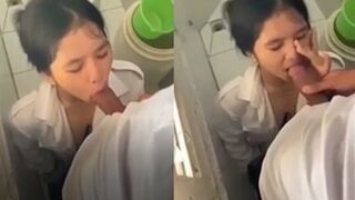 Nữ sinh love 10 bị dụ vào WC bú cu rồi bắn ngập mồm