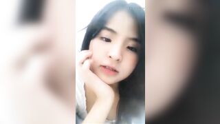 Gái xinh cấp 3 livetream show hàng